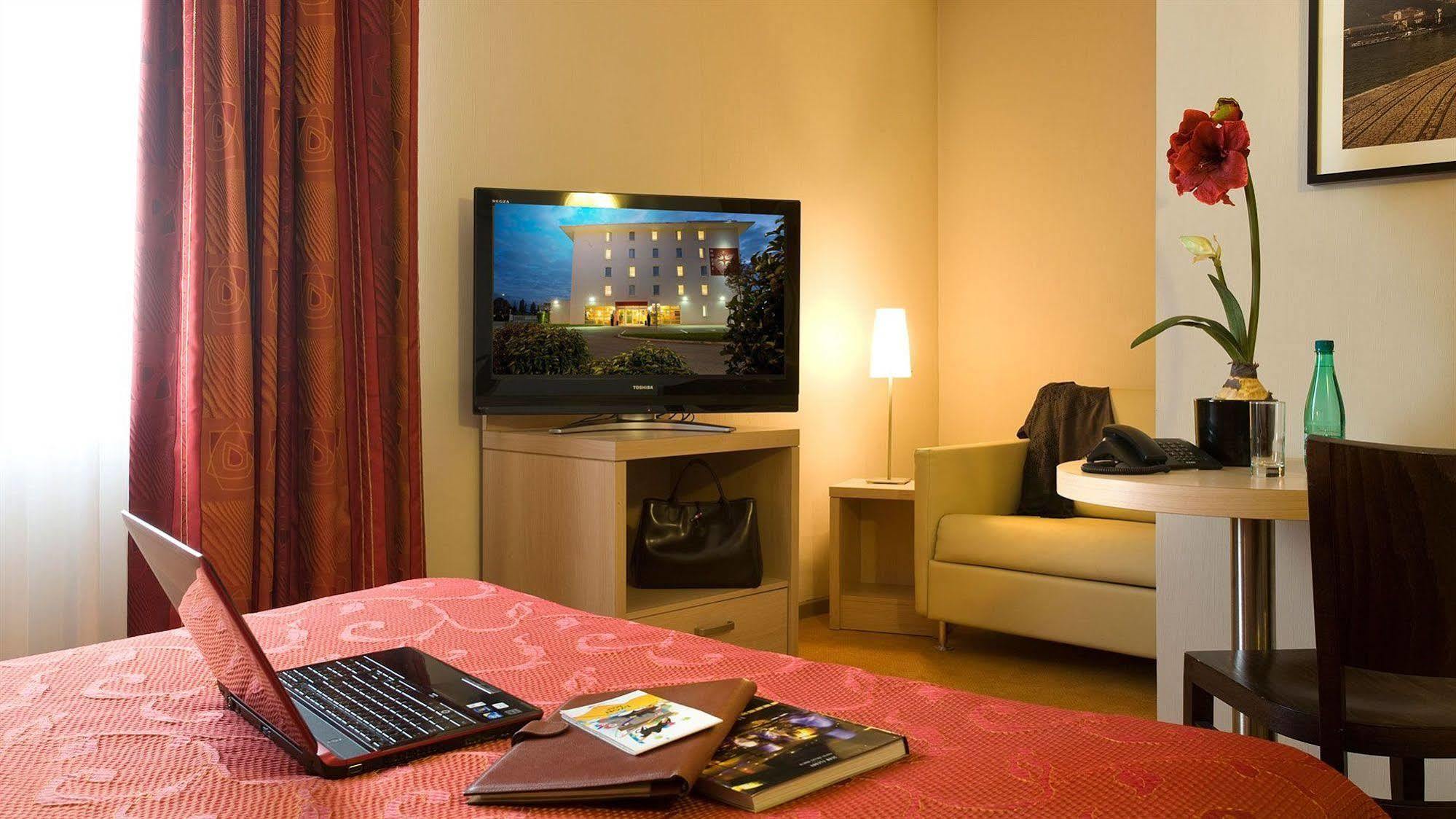 Ibis Styles Lyon Meyzieu Arena Stadium エクステリア 写真